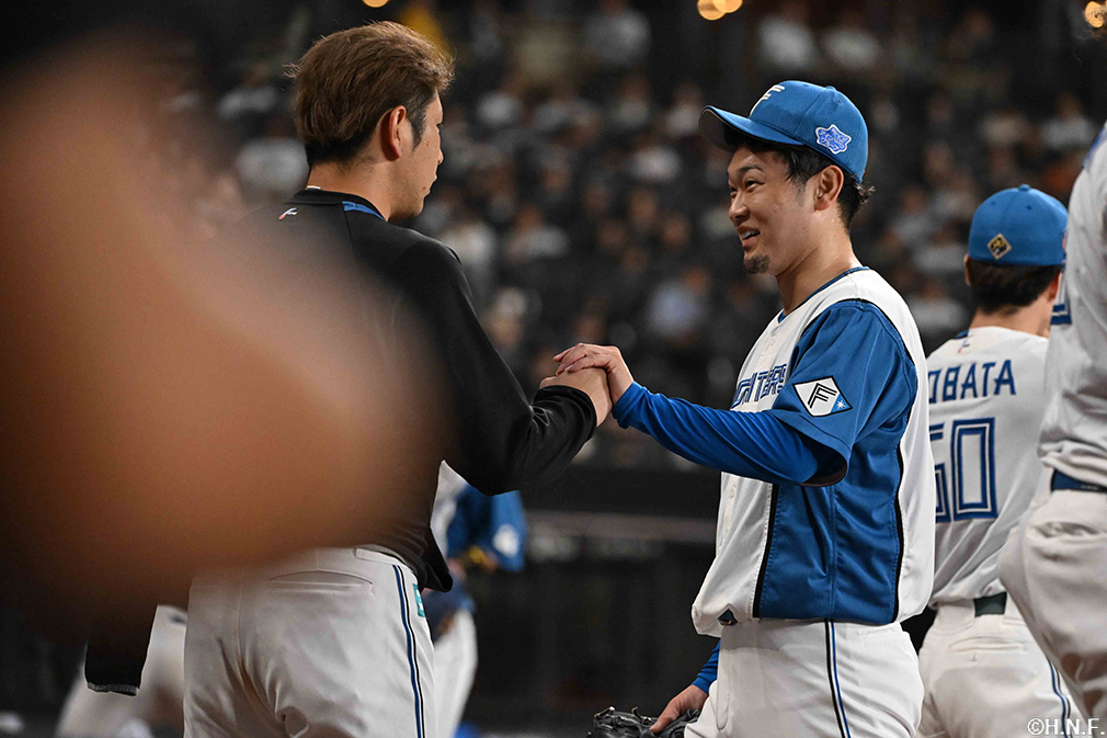 8回表を抑えた池田投手と加藤貴投手