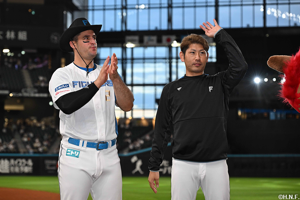ヒーローのマルティネス選手と加藤貴投手01