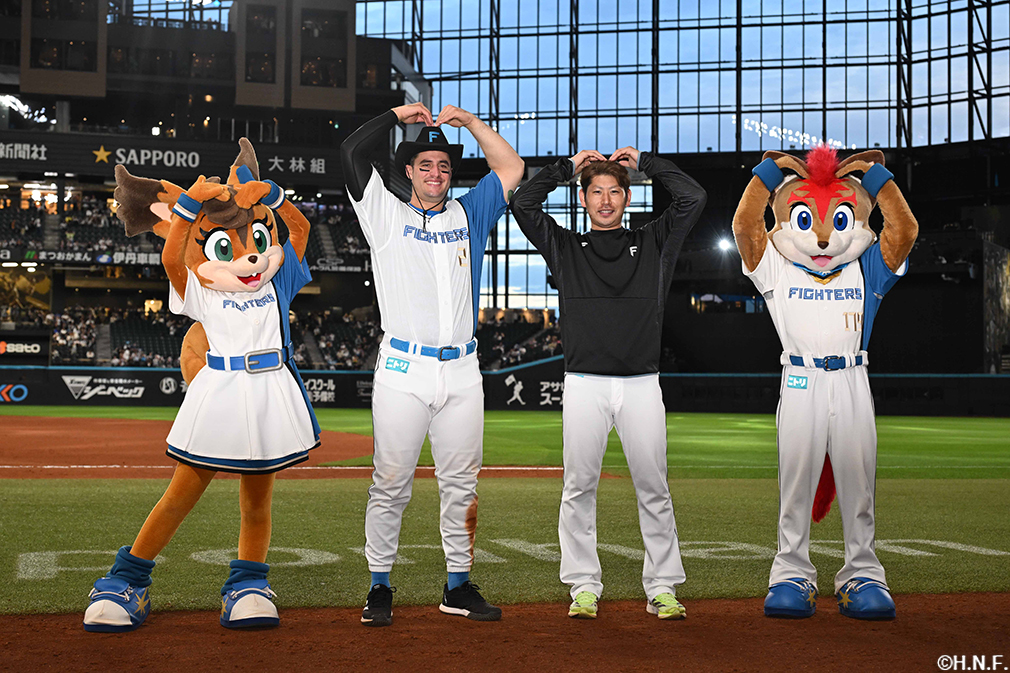 ヒーローのマルティネス選手と加藤貴投手02