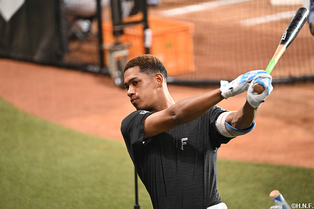 試合前の万波選手01