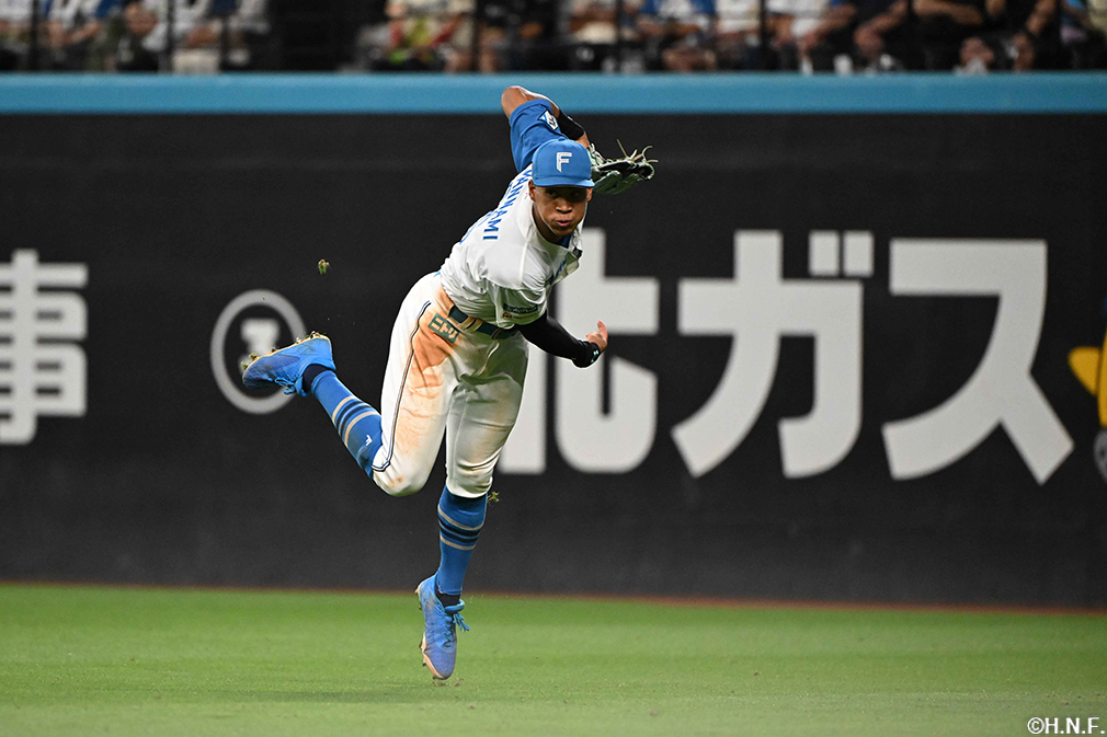 9回表、本塁へ送球する万波選手01