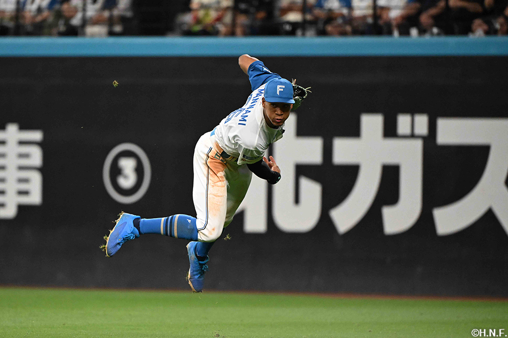 9回表、本塁へ送球する万波選手02