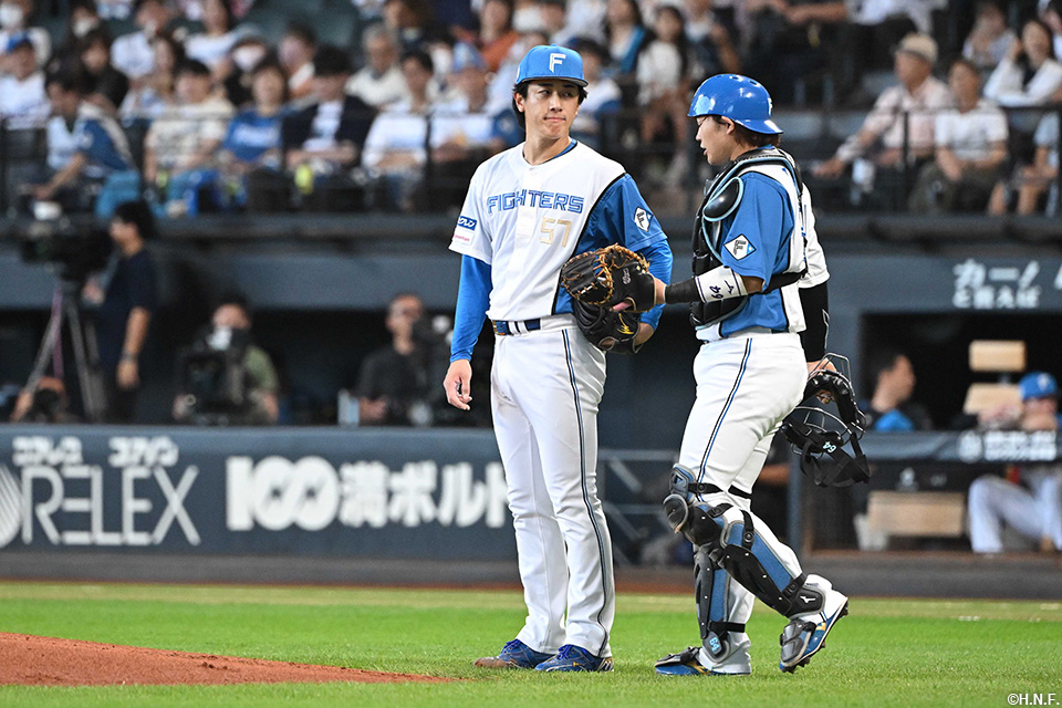 1回表、マウンドに集まる北山投手と田宮選手