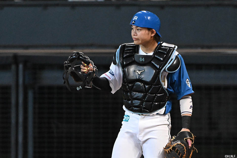 4回表、盗塁を阻止した田宮選手