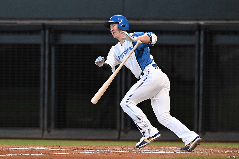 8回裏、代打でヒットを放つ松本剛選手