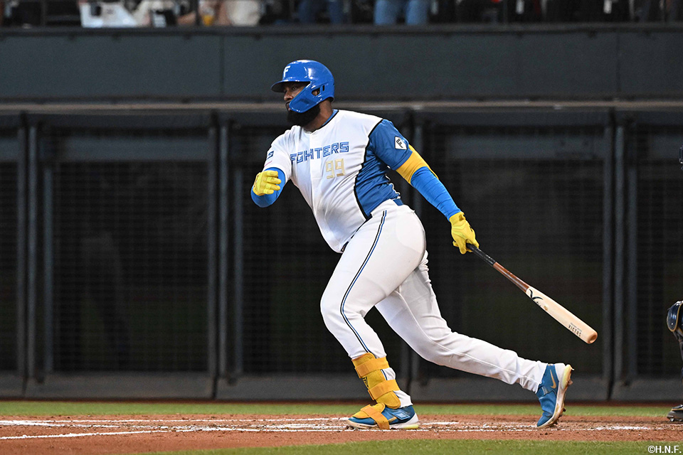 8回裏、適時打を放つレイエス選手