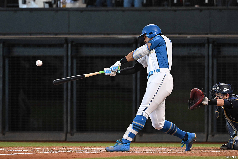 9回裏、二塁打を放つ万波選手01