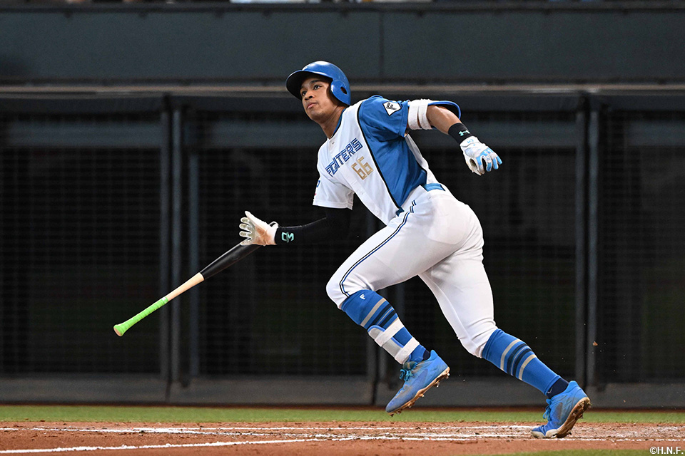 9回裏、二塁打を放つ万波選手02