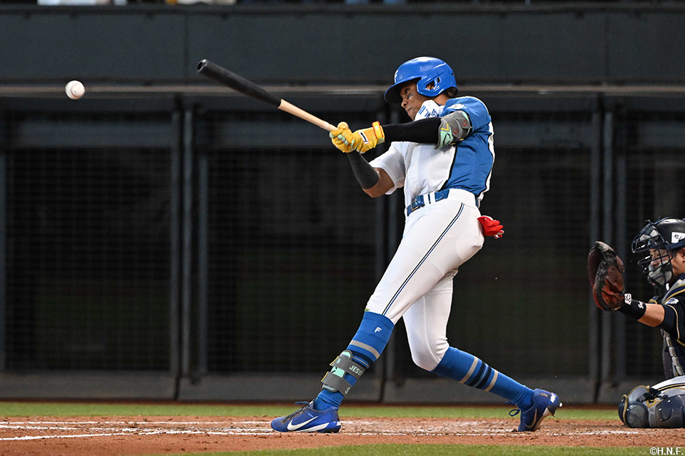 9回裏、2点適時二塁打を放つ水谷選手01