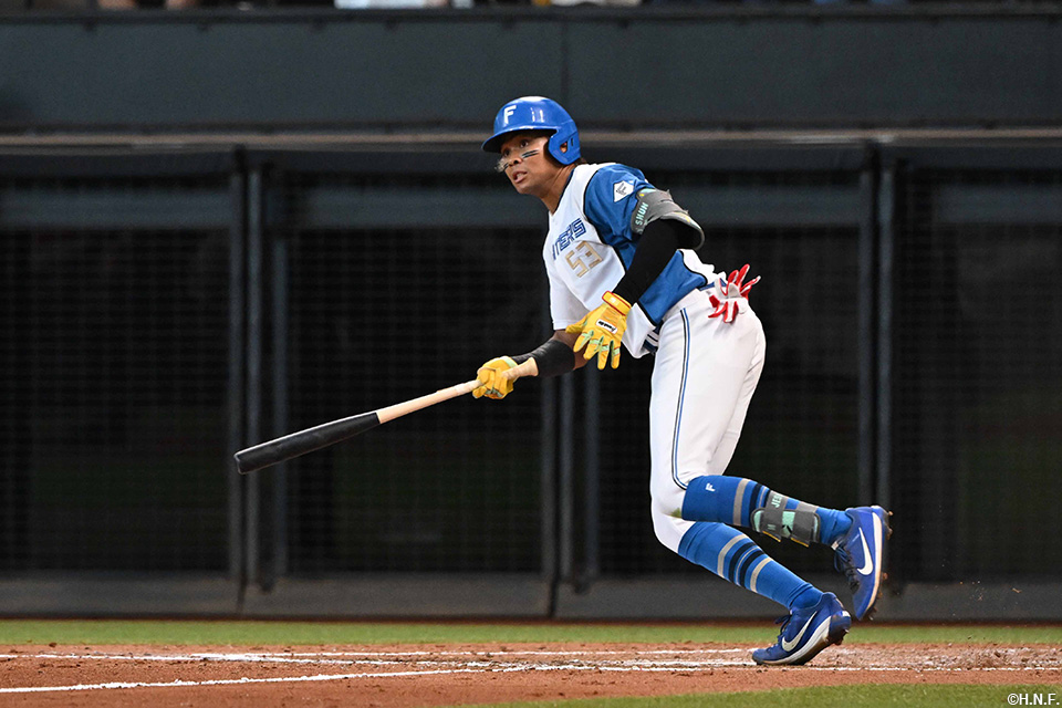 9回裏、2点適時二塁打を放つ水谷選手02