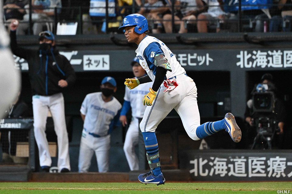 9回裏、2点適時二塁打を放つ水谷選手03