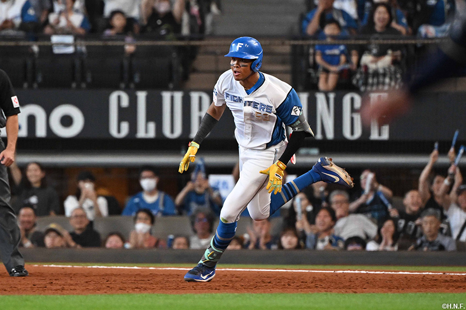 9回裏、2点適時二塁打を放つ水谷選手04