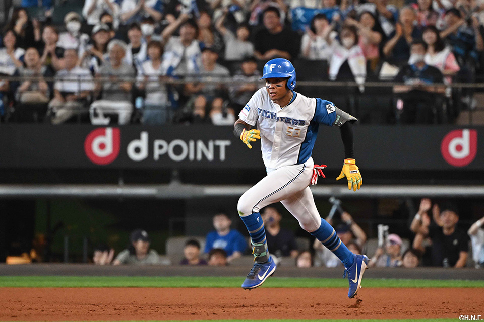 9回裏、2点適時二塁打を放つ水谷選手05