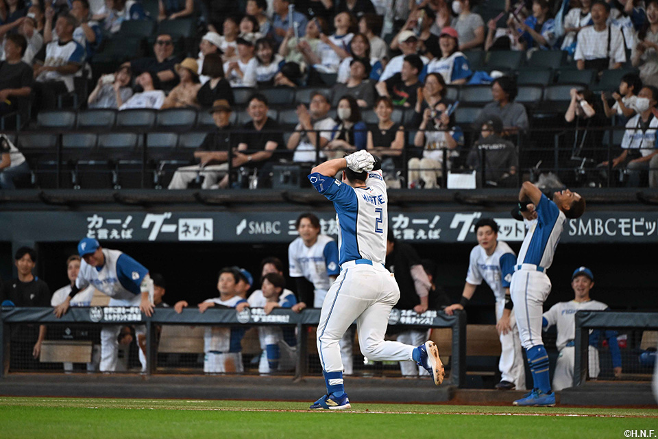 9回裏、ライトへ強い打球を放つも守備に阻まれたマルティネス選手01