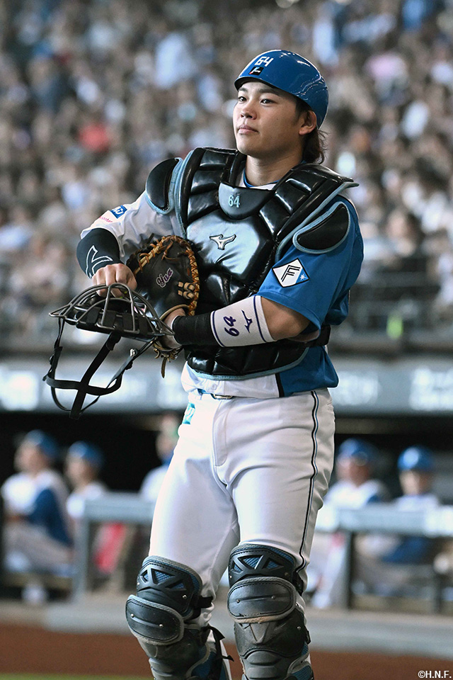 試合前、グラウンドへ向かう田宮選手