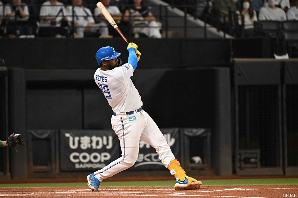 2回裏、レフトへヒットを放つレイエス選手