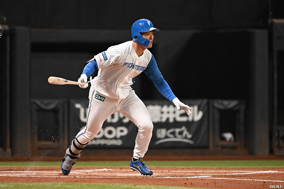 2回裏、ライトへヒットを放つ石井選手01