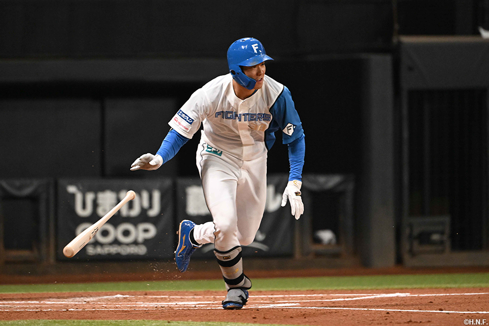 2回裏、ライトへヒットを放つ石井選手02