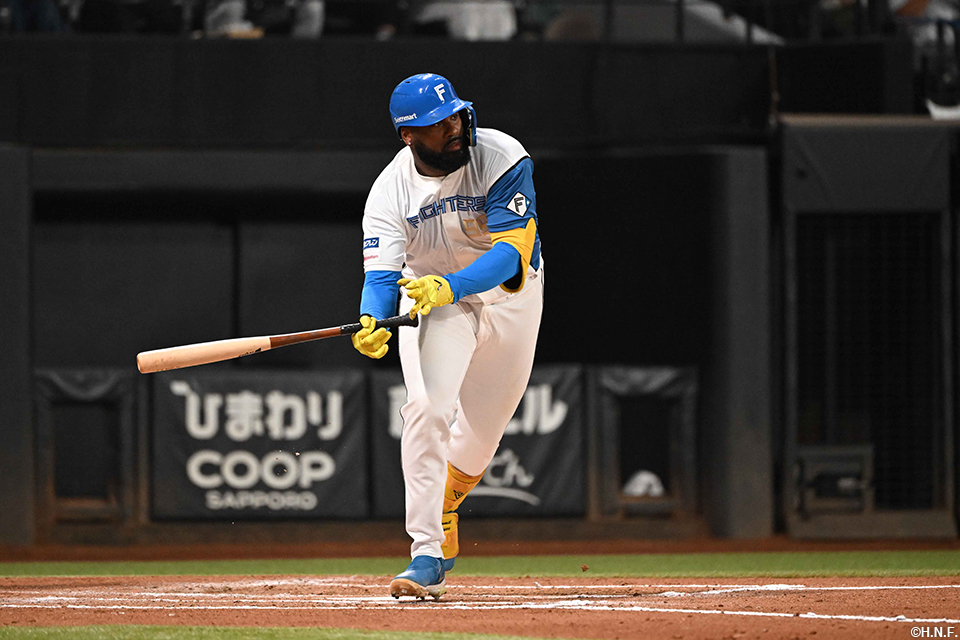 7回裏、ライトへヒットを放つレイエス選手