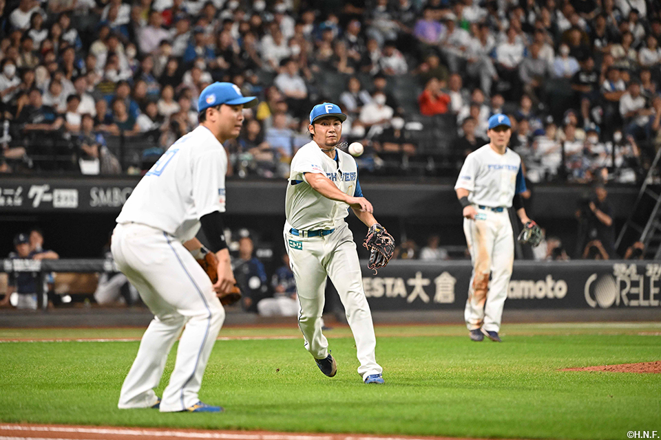 8回表、好守を見せる伊藤投手