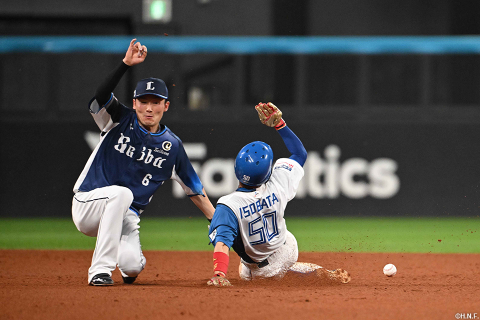 9回裏、盗塁を決める五十幡選手01