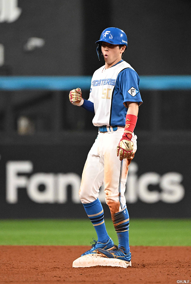 9回裏、盗塁を決める五十幡選手02