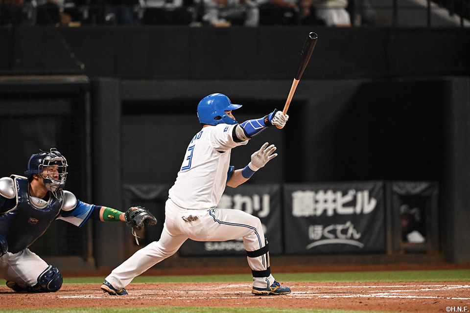 9回裏、サヨナラのヒットを放つ水野選手01