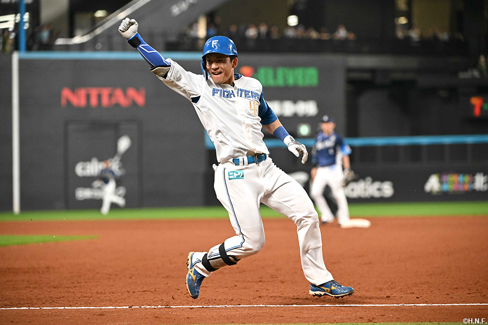 9回裏、サヨナラのヒットを放つ水野選手04