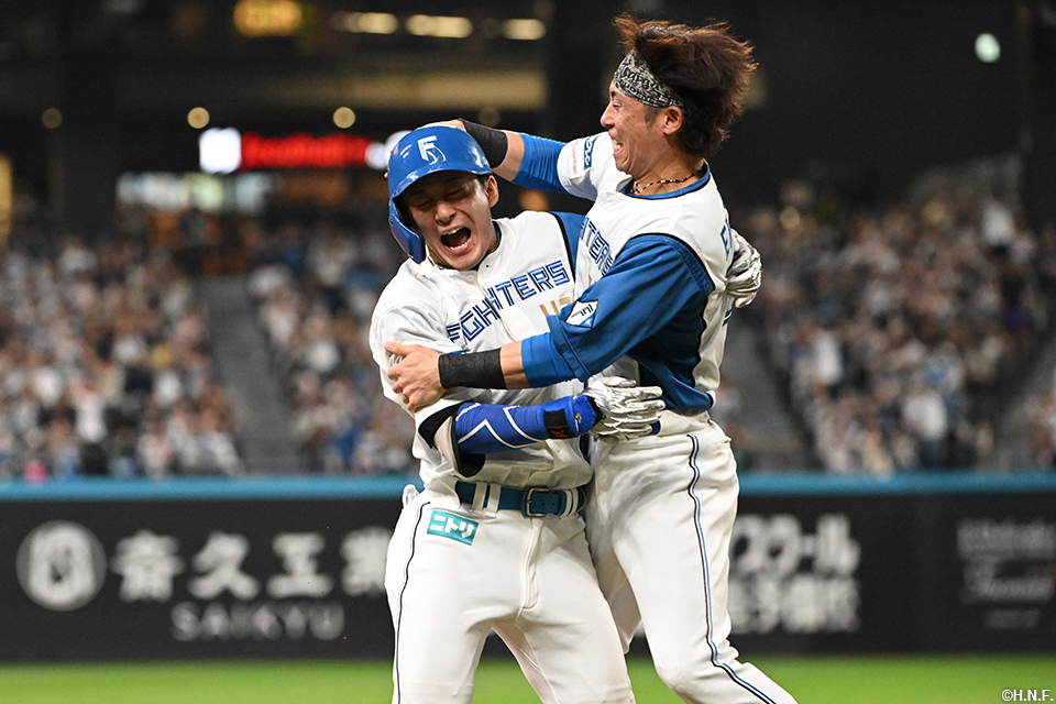 9回裏、サヨナラのヒットを放つ水野選手05