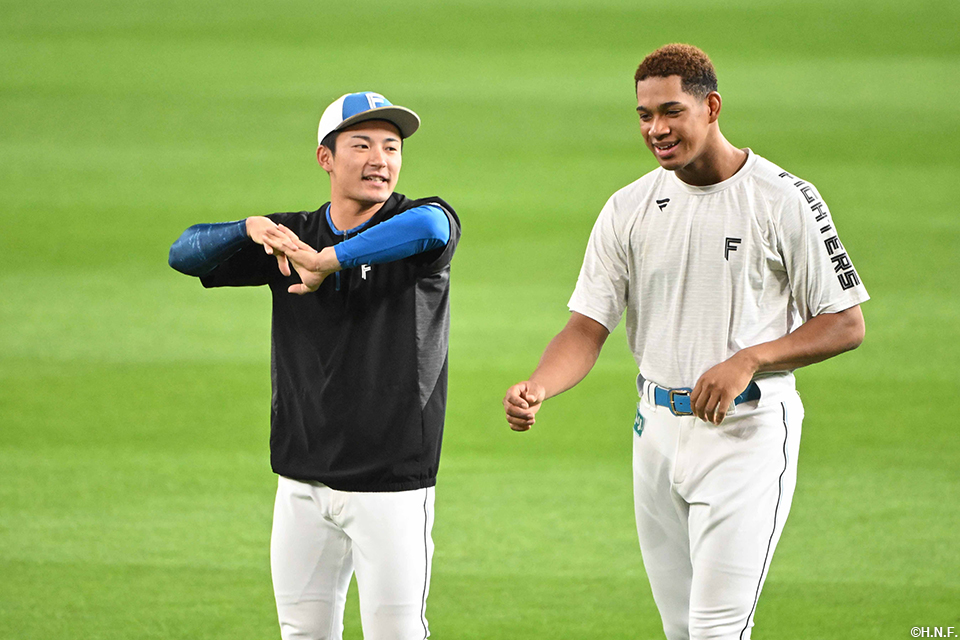 試合前の水野選手と万波選手