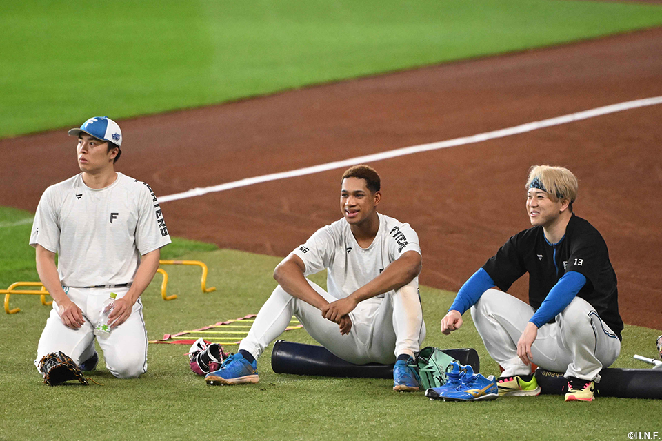 試合前の田中正投手と万波選手、生田目投手
