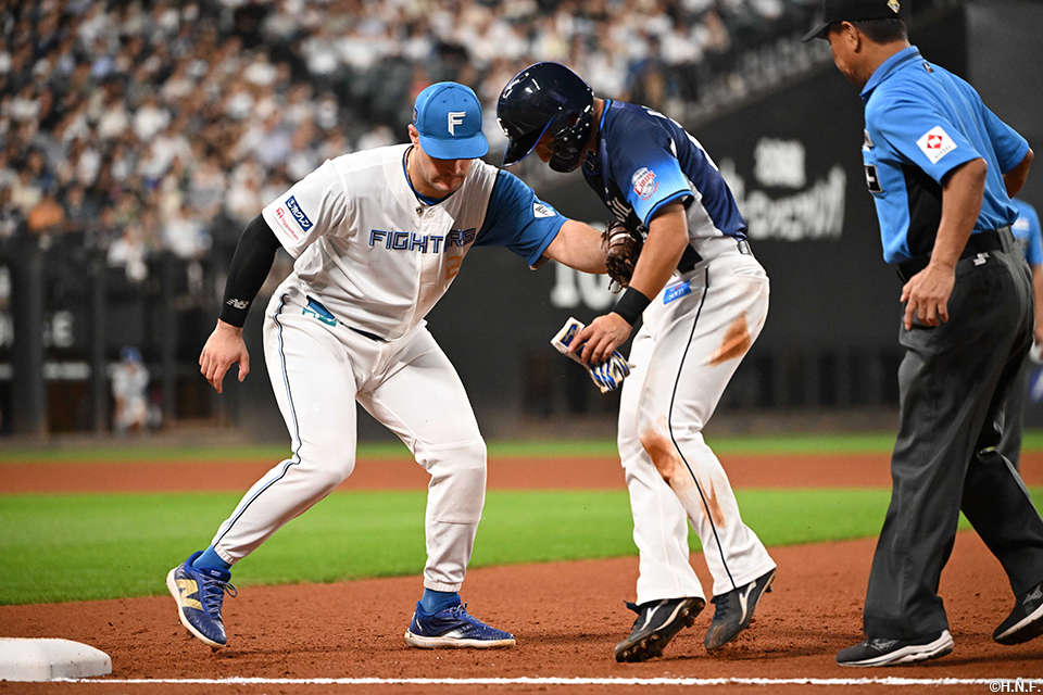 5回表、牽制でアウトにするマルティネス選手