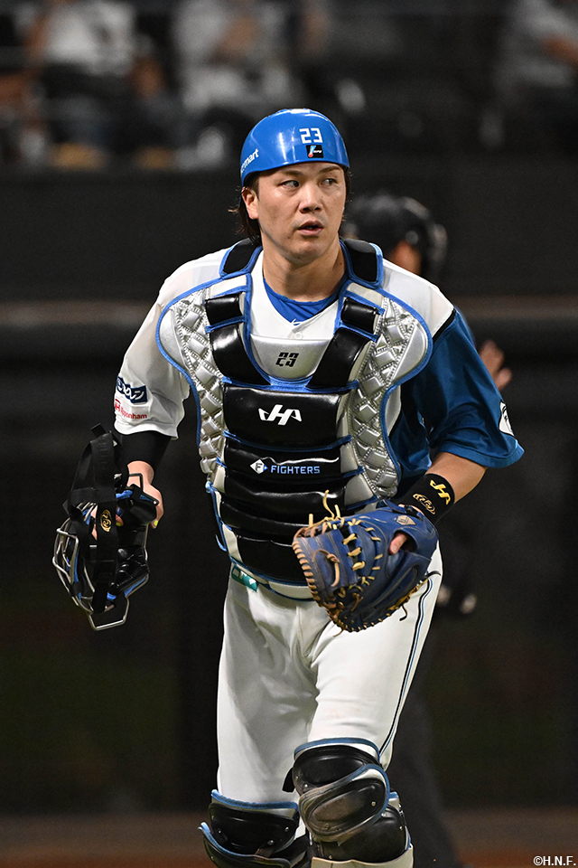 5回表、牽制でアウトにする伏見選手