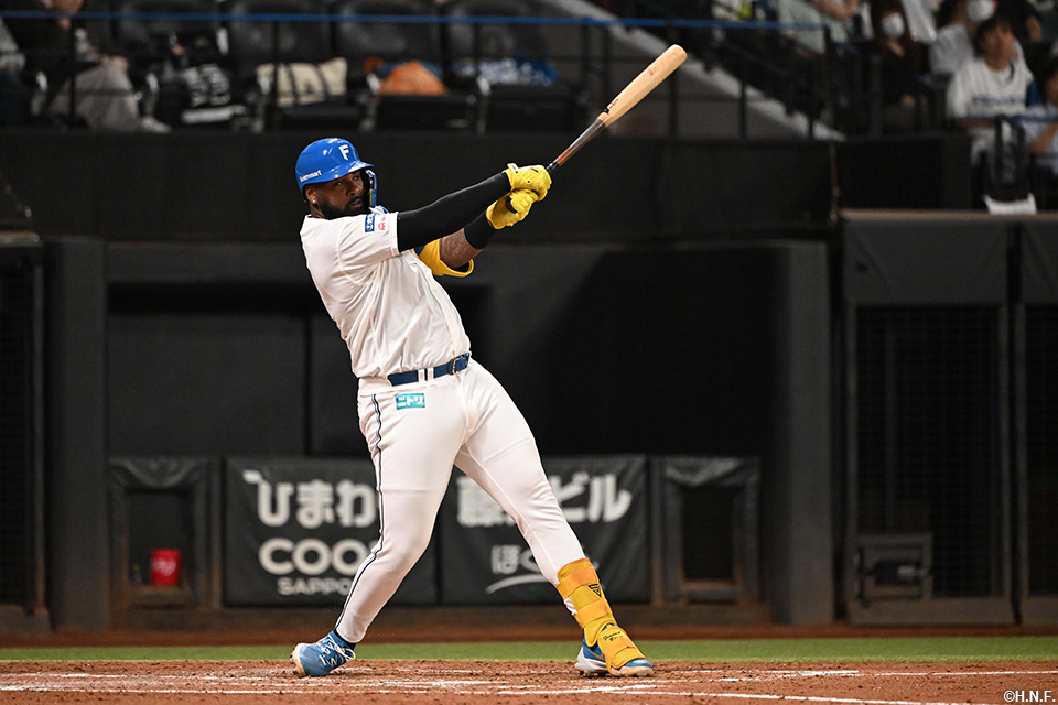 5回裏、ライトへヒットを放つレイエス選手01