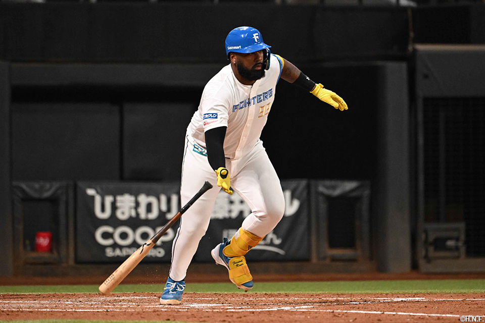 5回裏、ライトへヒットを放つレイエス選手02