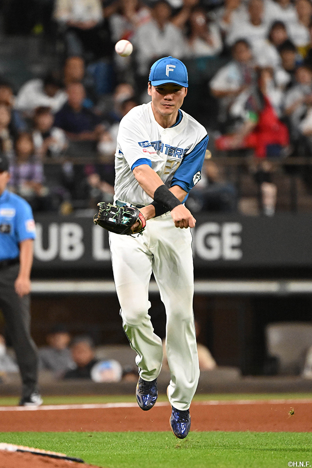 6回表、好守をみせる清宮選手