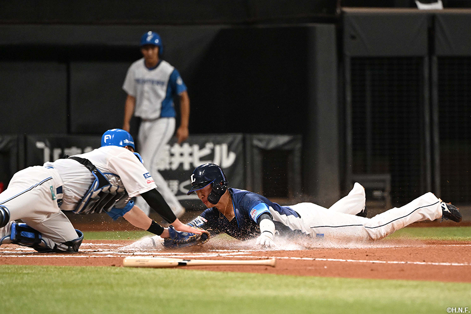 6回表、本塁を守る伏見選手