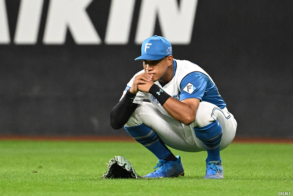 6回表、リクエストの行方を見守る万波選手