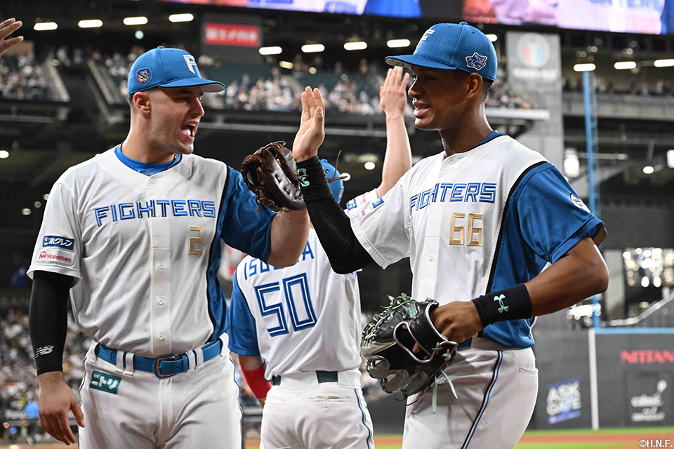 6回表、好返球でアウト判定となった万波選手01