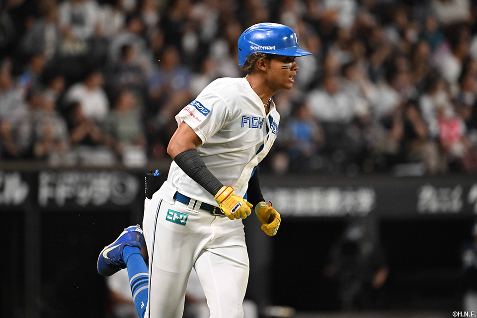 7回裏、先制2ランを放つ水谷選手03