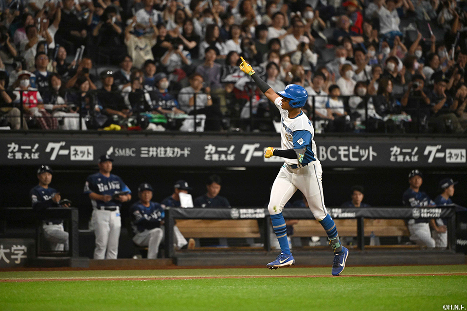 7回裏、先制2ランを放つ水谷選手04