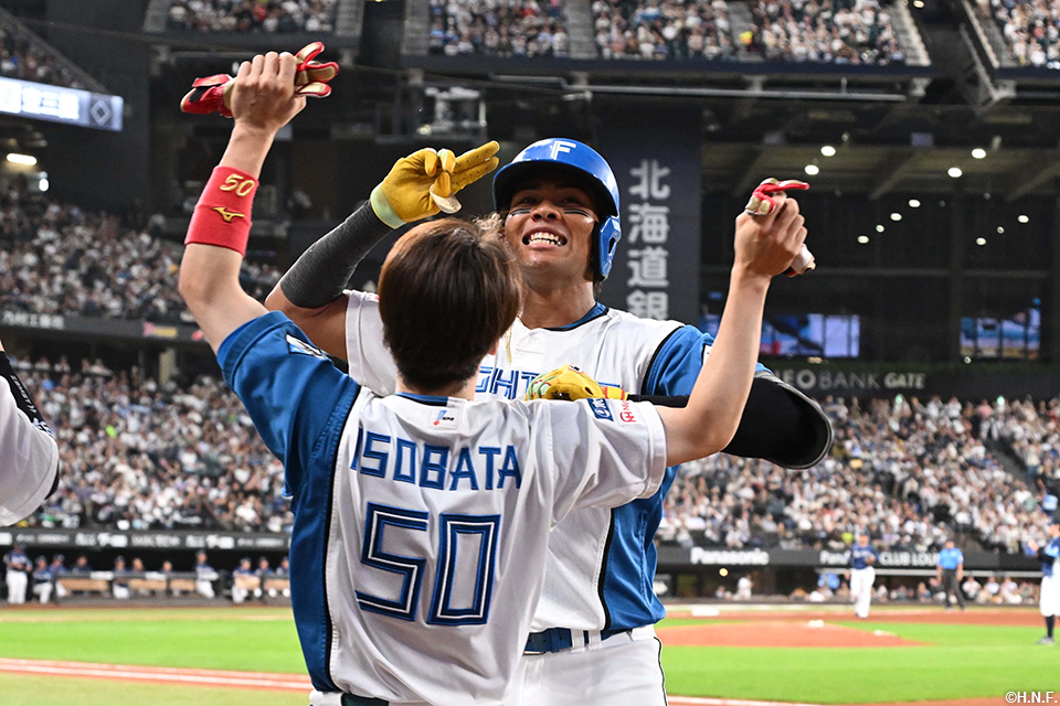 7回裏、先制2ランを放つ水谷選手05