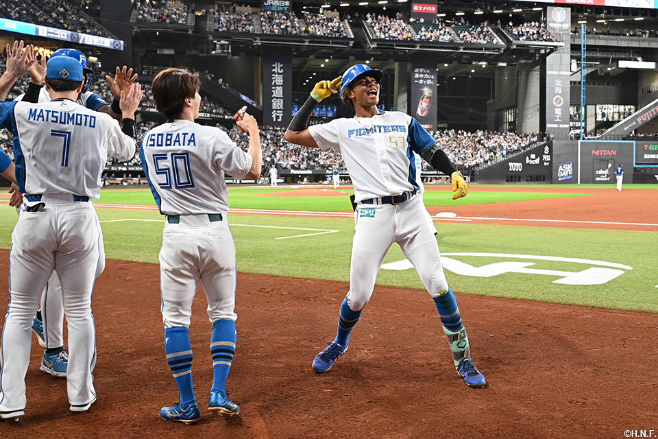 7回裏、先制2ランを放つ水谷選手06