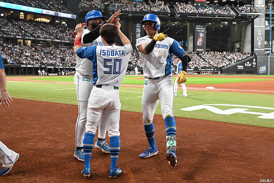 7回裏、先制2ランを放つ水谷選手08