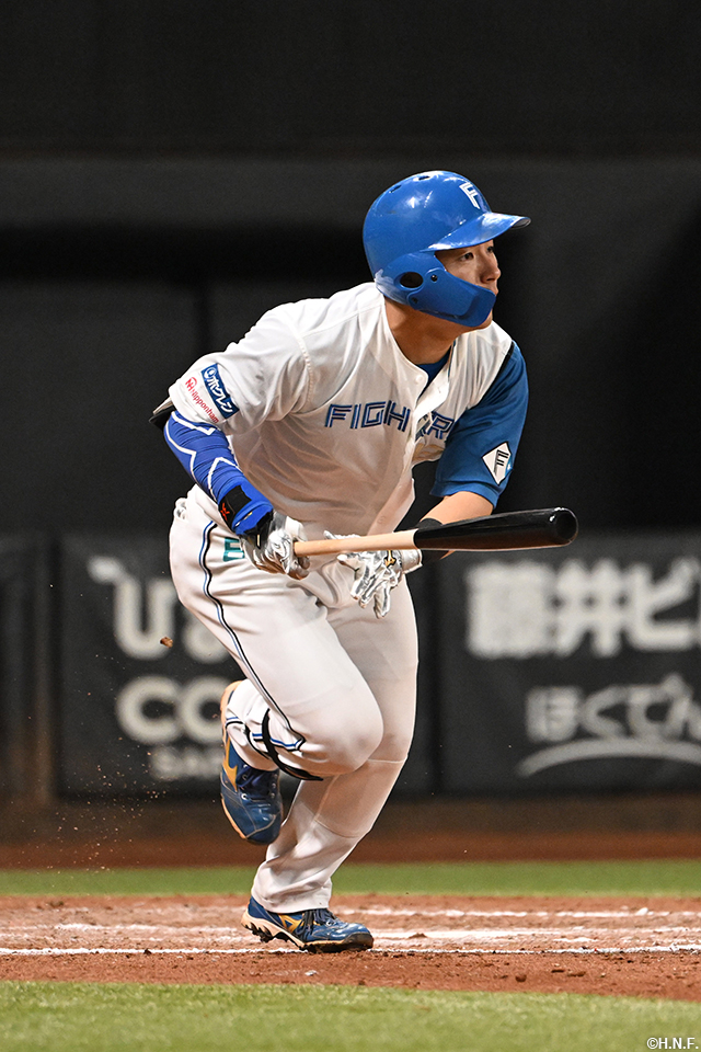 8回裏、ライトへヒットを放つ水野選手