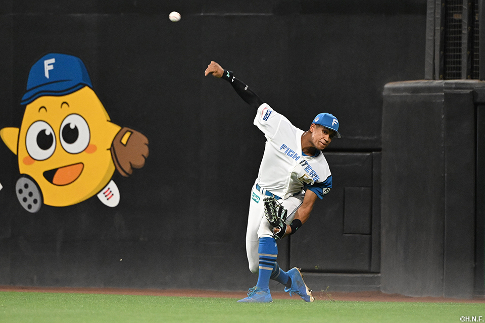 9回表、好返球をみせる万波選手01