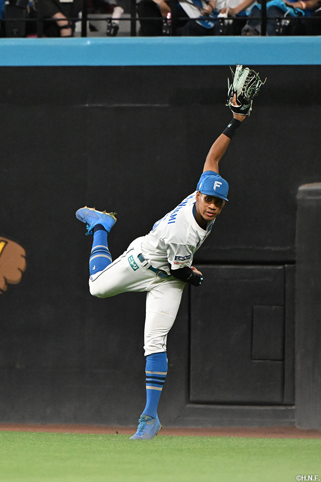 9回表、好返球をみせる万波選手02