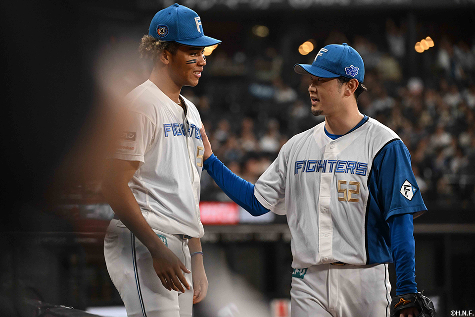 9回表を抑えた池田投手と水谷選手