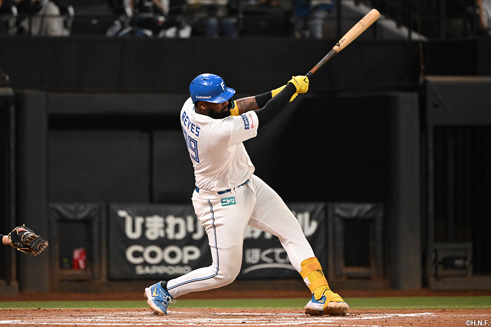 11回裏、サヨナラ本塁打を放つレイエス選手02