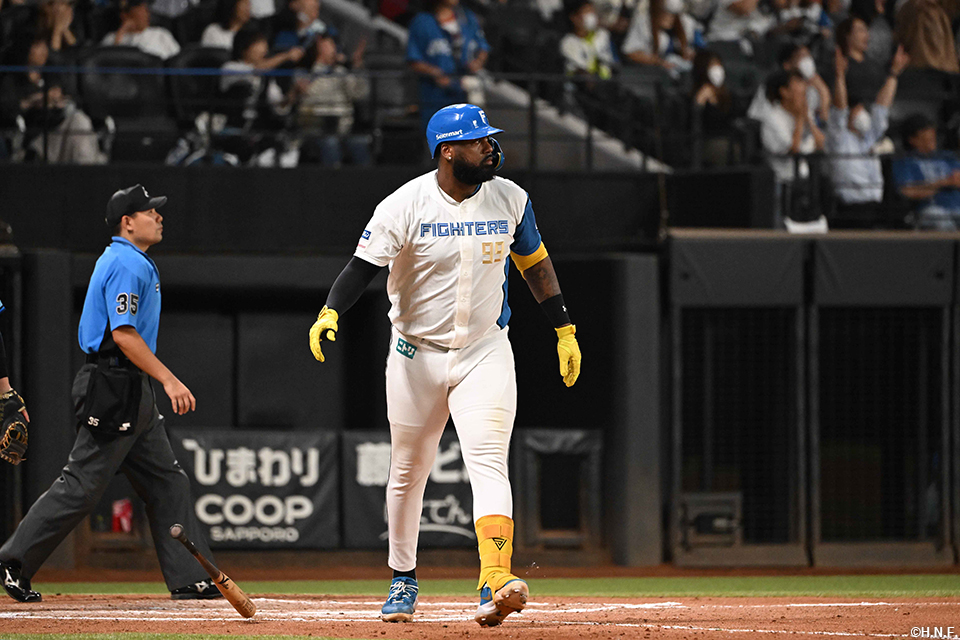 11回裏、サヨナラ本塁打を放つレイエス選手03